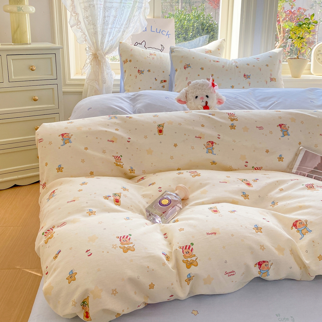 91家纺网 家纺一手货源 找家纺 黑马家居 2026新款13070全棉印花小清新卡通花卉四件套系列 魔法星星人