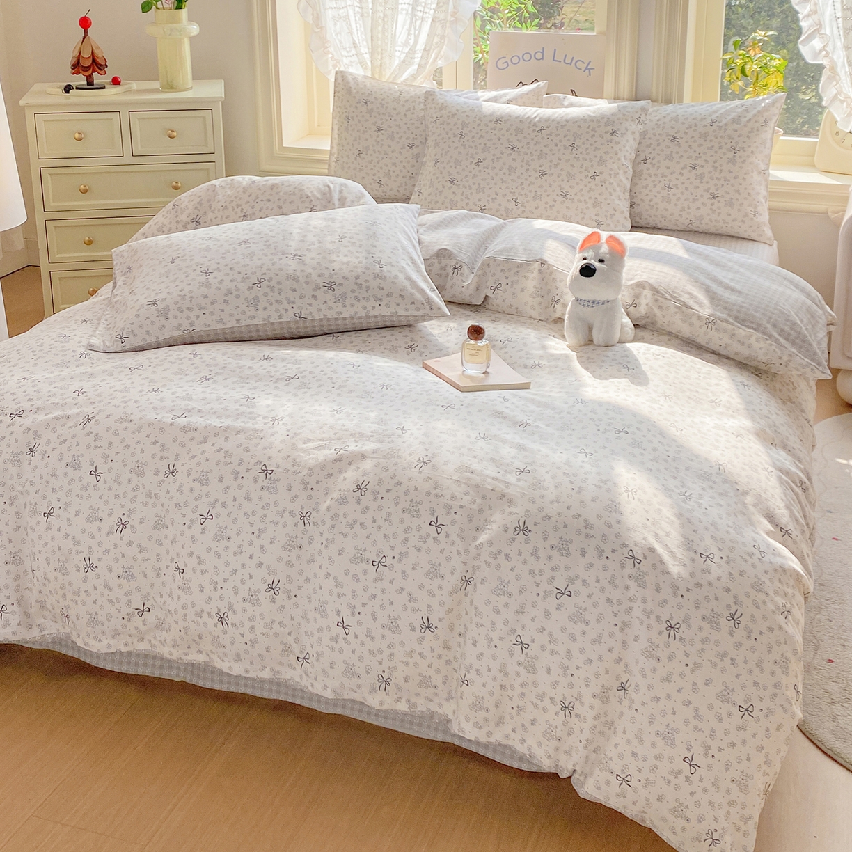 91家纺网 家纺一手货源 找家纺 黑马家居 2026新款13070全棉印花小清新卡通花卉四件套系列 墨蝶