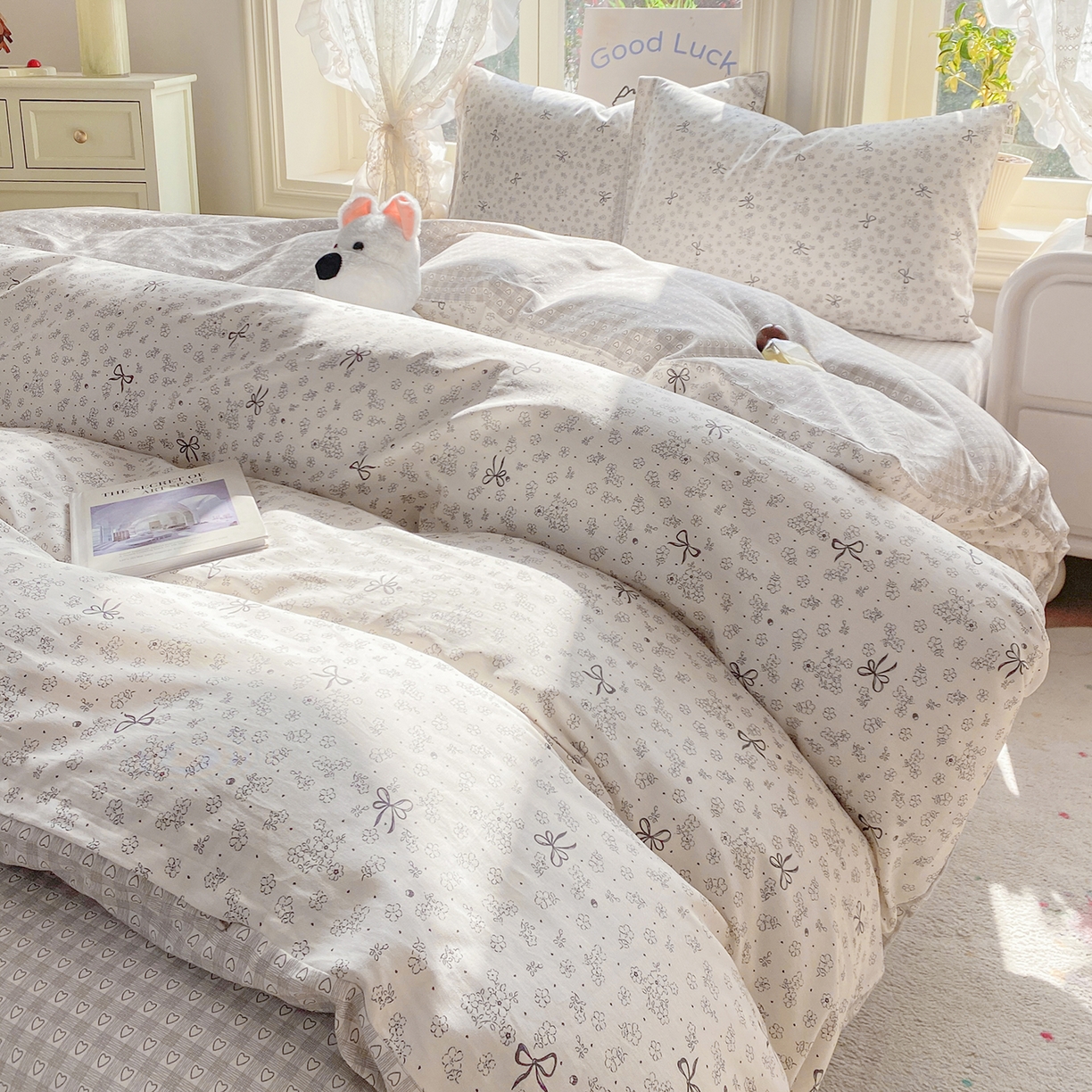 91家纺网 家纺一手货源 找家纺 黑马家居 2026新款13070全棉印花小清新卡通花卉四件套系列 墨蝶