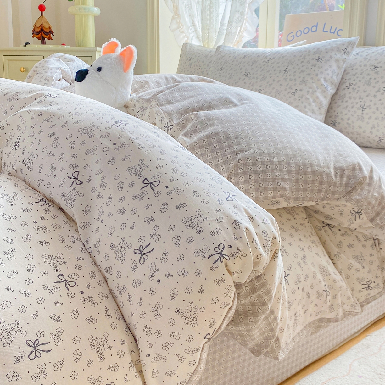 91家纺网 家纺一手货源 找家纺 黑马家居 2026新款13070全棉印花小清新卡通花卉四件套系列 墨蝶