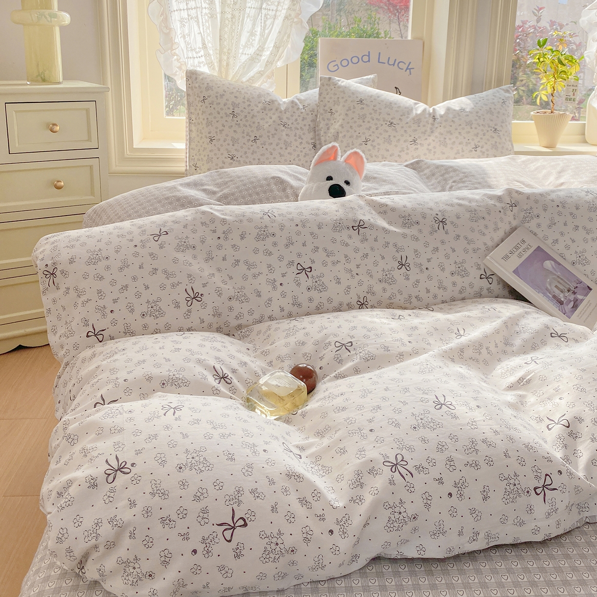 91家纺网 家纺一手货源 找家纺 黑马家居 2026新款13070全棉印花小清新卡通花卉四件套系列 墨蝶