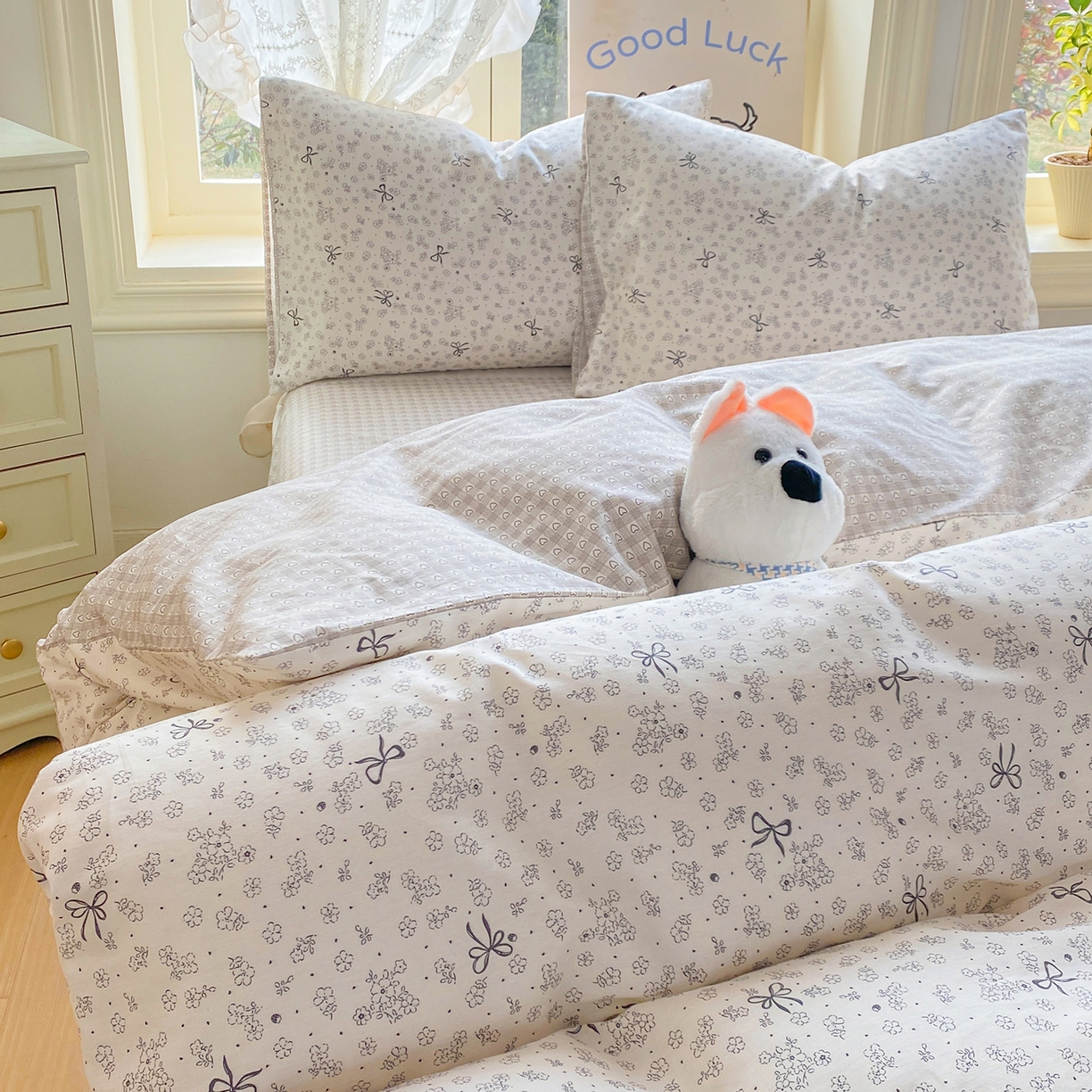 91家纺网 家纺一手货源 找家纺 黑马家居 2026新款13070全棉印花小清新卡通花卉四件套系列 墨蝶