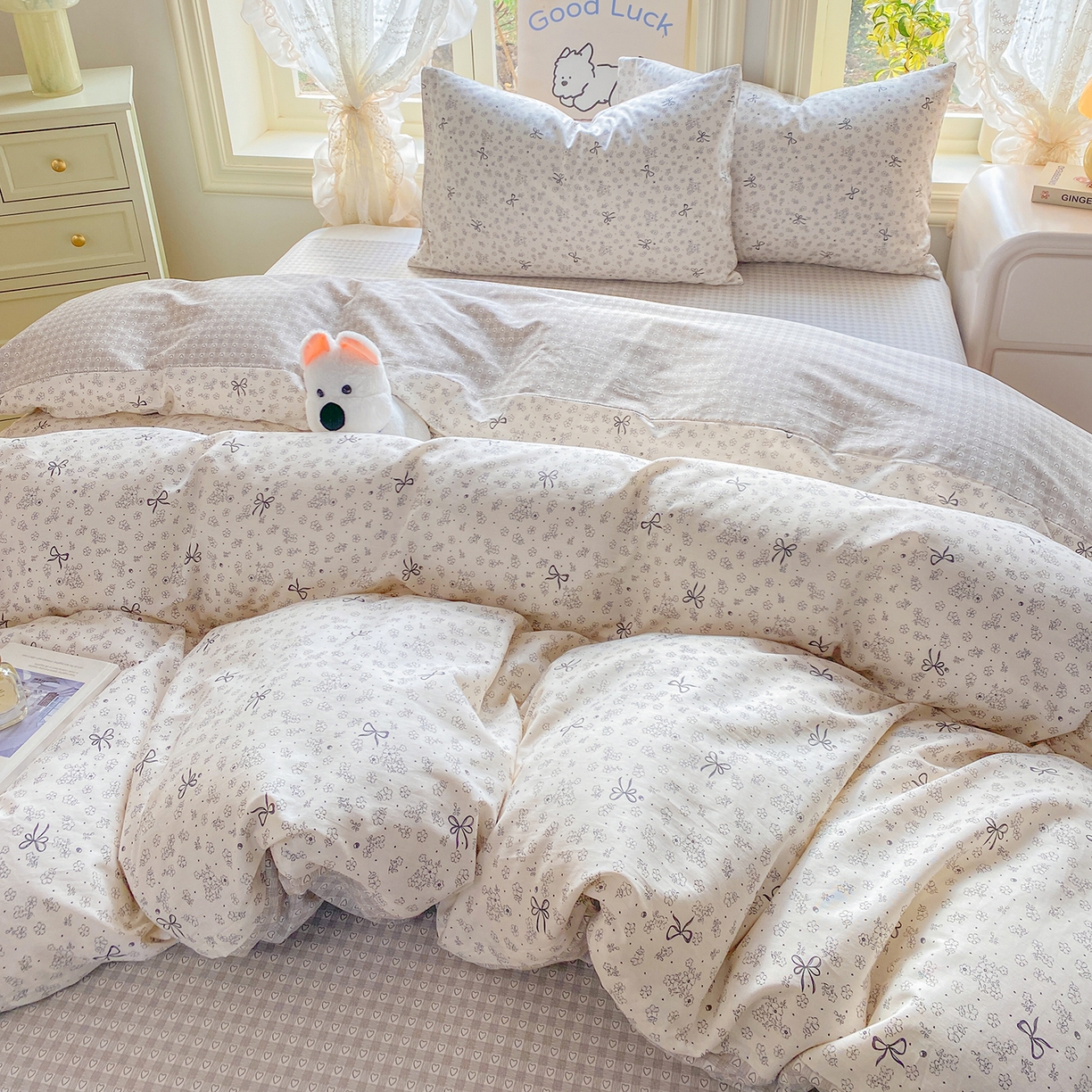 91家纺网 家纺一手货源 找家纺 黑马家居 2026新款13070全棉印花小清新卡通花卉四件套系列 墨蝶