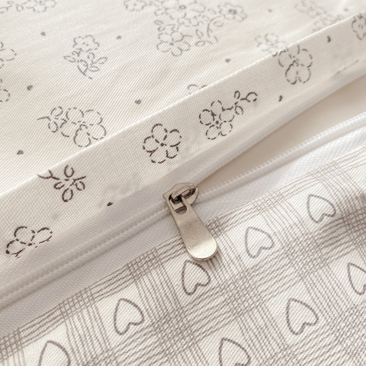 91家纺网 家纺一手货源 找家纺 黑马家居 2026新款13070全棉印花小清新卡通花卉四件套系列 墨蝶