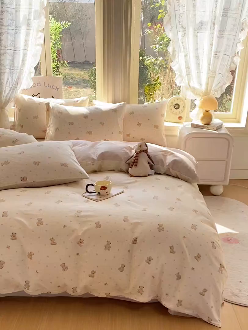 91家纺网 家纺一手货源 找家纺 黑马家居 2026新款13070全棉印花小清新卡通花卉四件套系列 泡泡熊