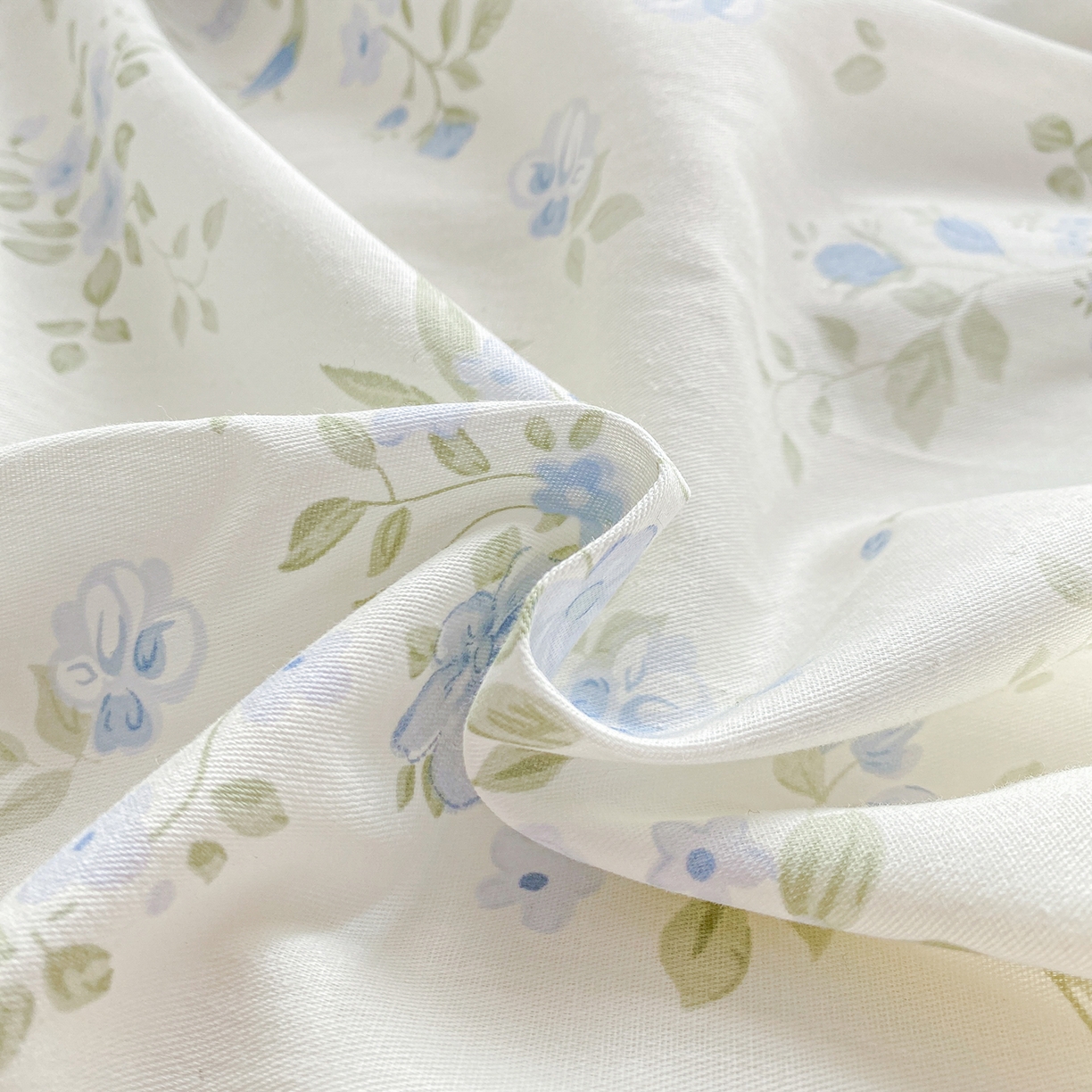 91家纺网 家纺一手货源 找家纺 黑马家居 2026新款13070全棉印花小清新卡通花卉四件套系列 汀兰点素