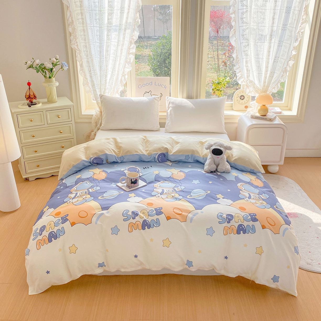 91家纺网 家纺一手货源 找家纺 黑马家居 2026新款13070全棉印花小清新卡通花卉四件套系列 宇航员