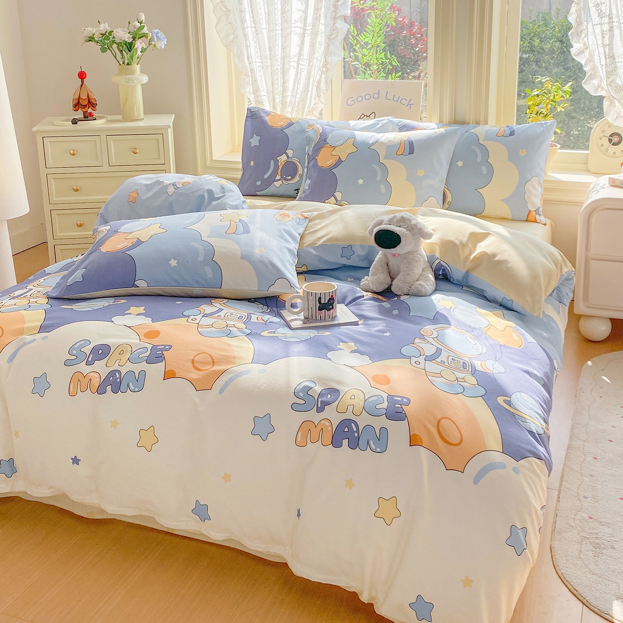 91家纺网 家纺一手货源 找家纺 黑马家居 2026新款13070全棉印花小清新卡通花卉四件套系列 宇航员