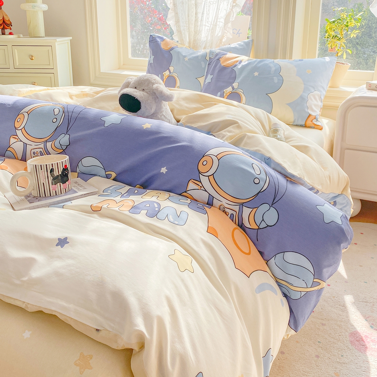 91家纺网 家纺一手货源 找家纺 黑马家居 2026新款13070全棉印花小清新卡通花卉四件套系列 宇航员