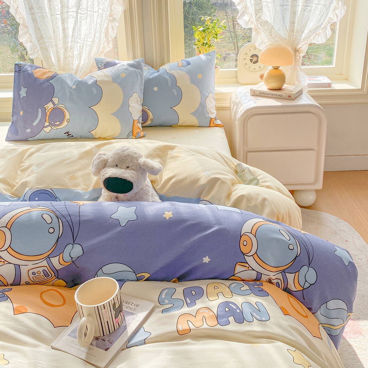 91家纺网 家纺一手货源 找家纺 黑马家居 2026新款13070全棉印花小清新卡通花卉四件套系列 宇航员