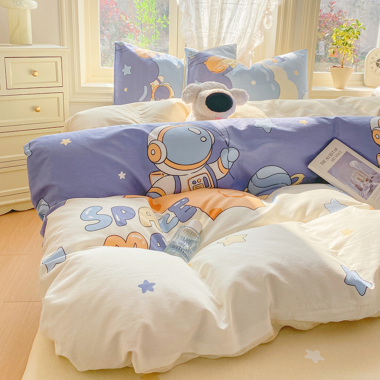 91家纺网 家纺一手货源 找家纺 黑马家居 2026新款13070全棉印花小清新卡通花卉四件套系列 宇航员