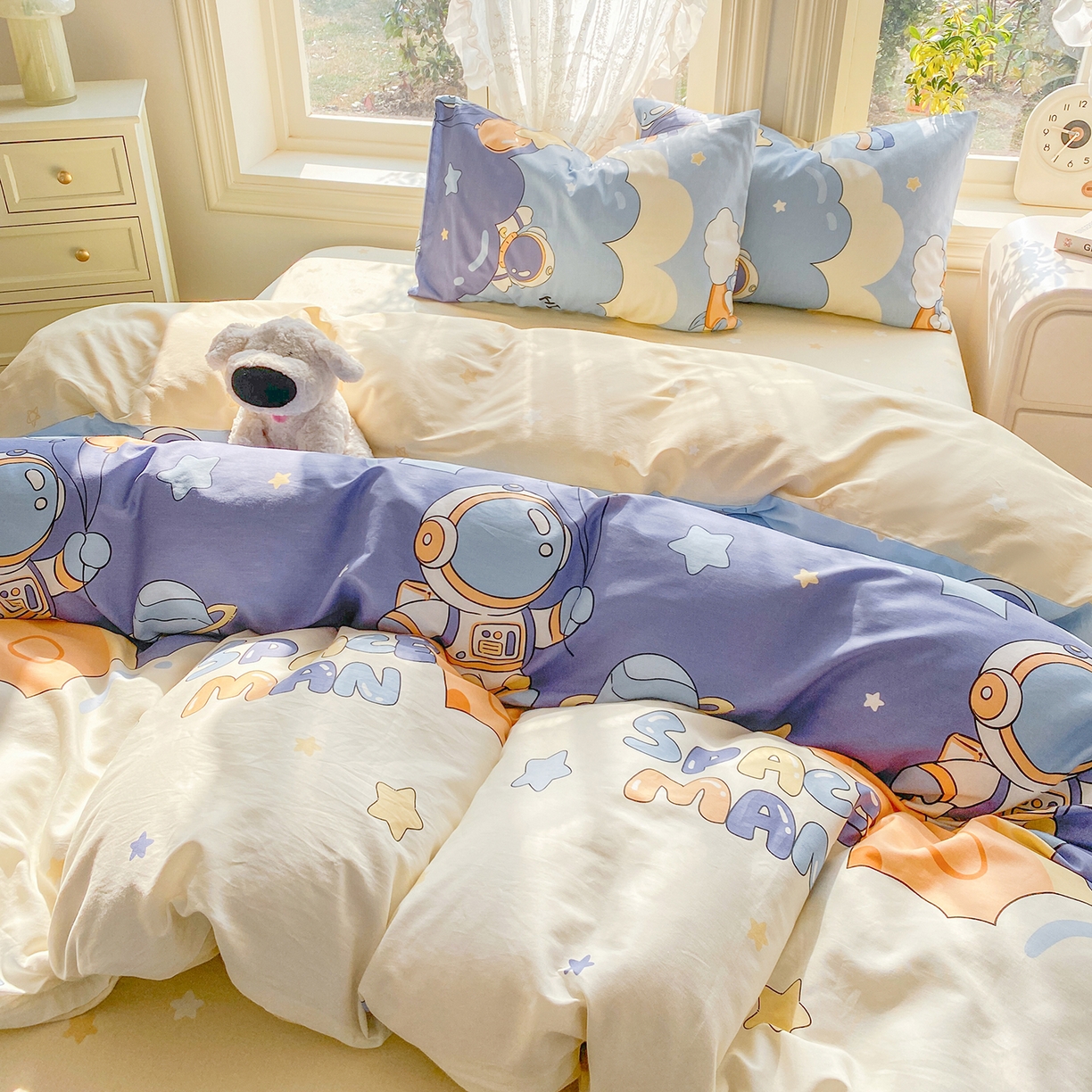 91家纺网 家纺一手货源 找家纺 黑马家居 2026新款13070全棉印花小清新卡通花卉四件套系列 宇航员