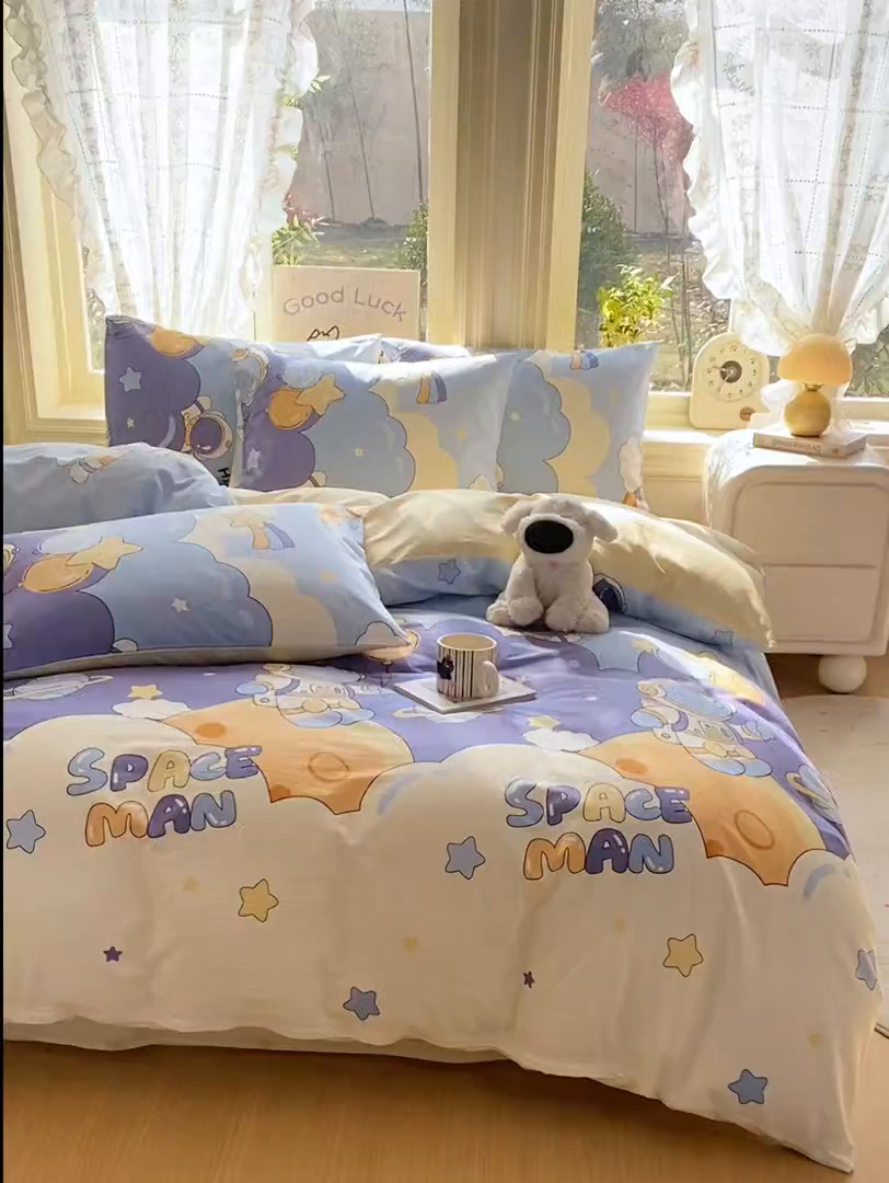 91家纺网 家纺一手货源 找家纺 黑马家居 2026新款13070全棉印花小清新卡通花卉四件套系列 宇航员