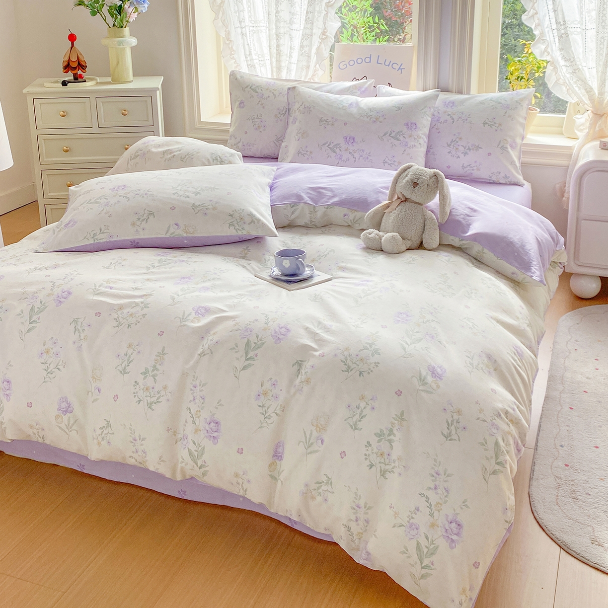 91家纺网 家纺一手货源 找家纺 黑马家居 2026新款13070全棉印花小清新卡通花卉四件套系列 紫韶