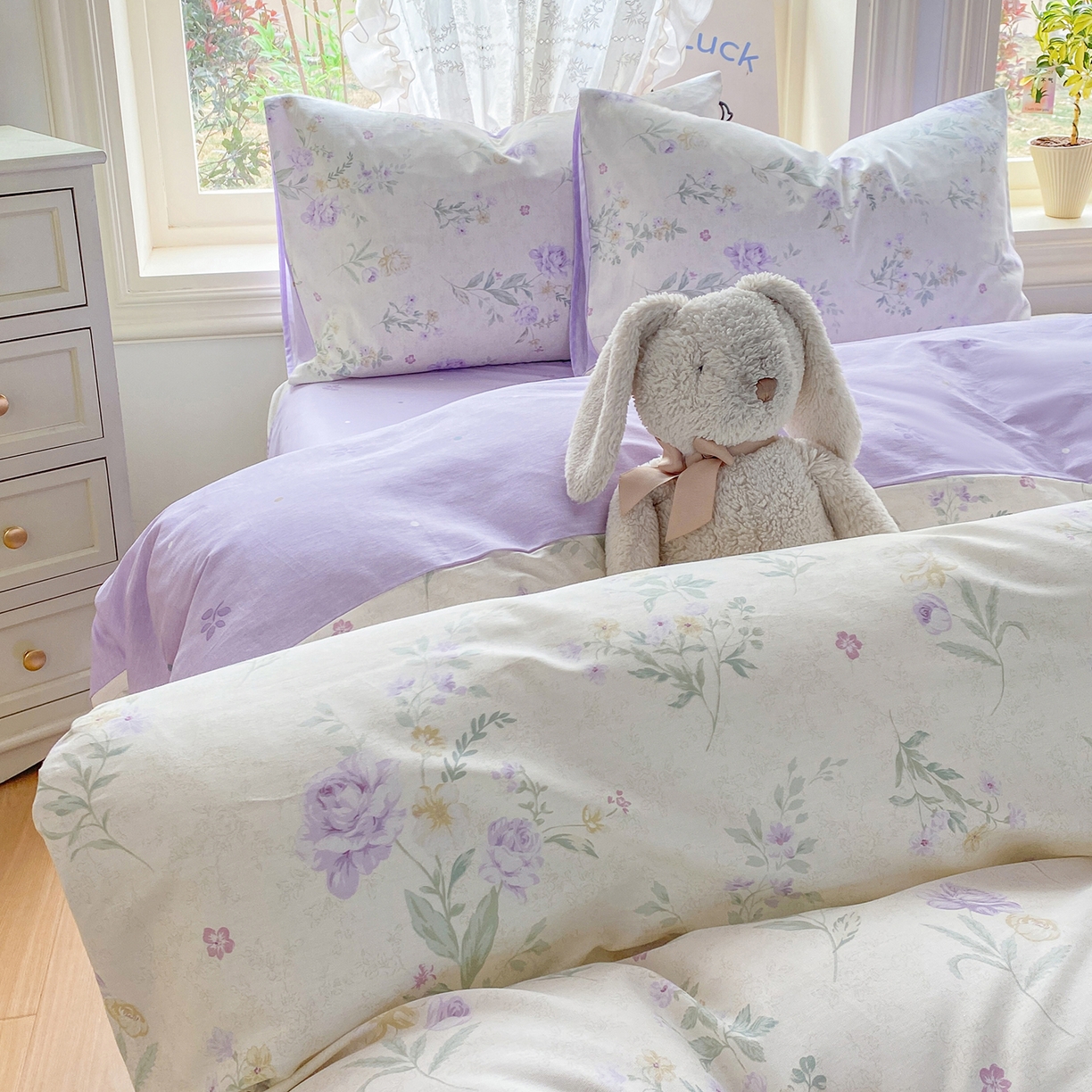 91家纺网 家纺一手货源 找家纺 黑马家居 2026新款13070全棉印花小清新卡通花卉四件套系列 紫韶