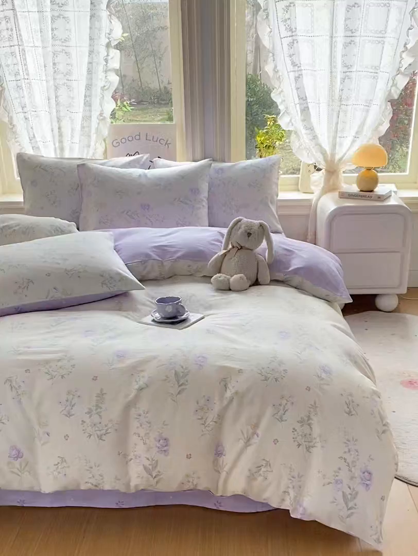 91家纺网 家纺一手货源 找家纺 黑马家居 2026新款13070全棉印花小清新卡通花卉四件套系列 紫韶