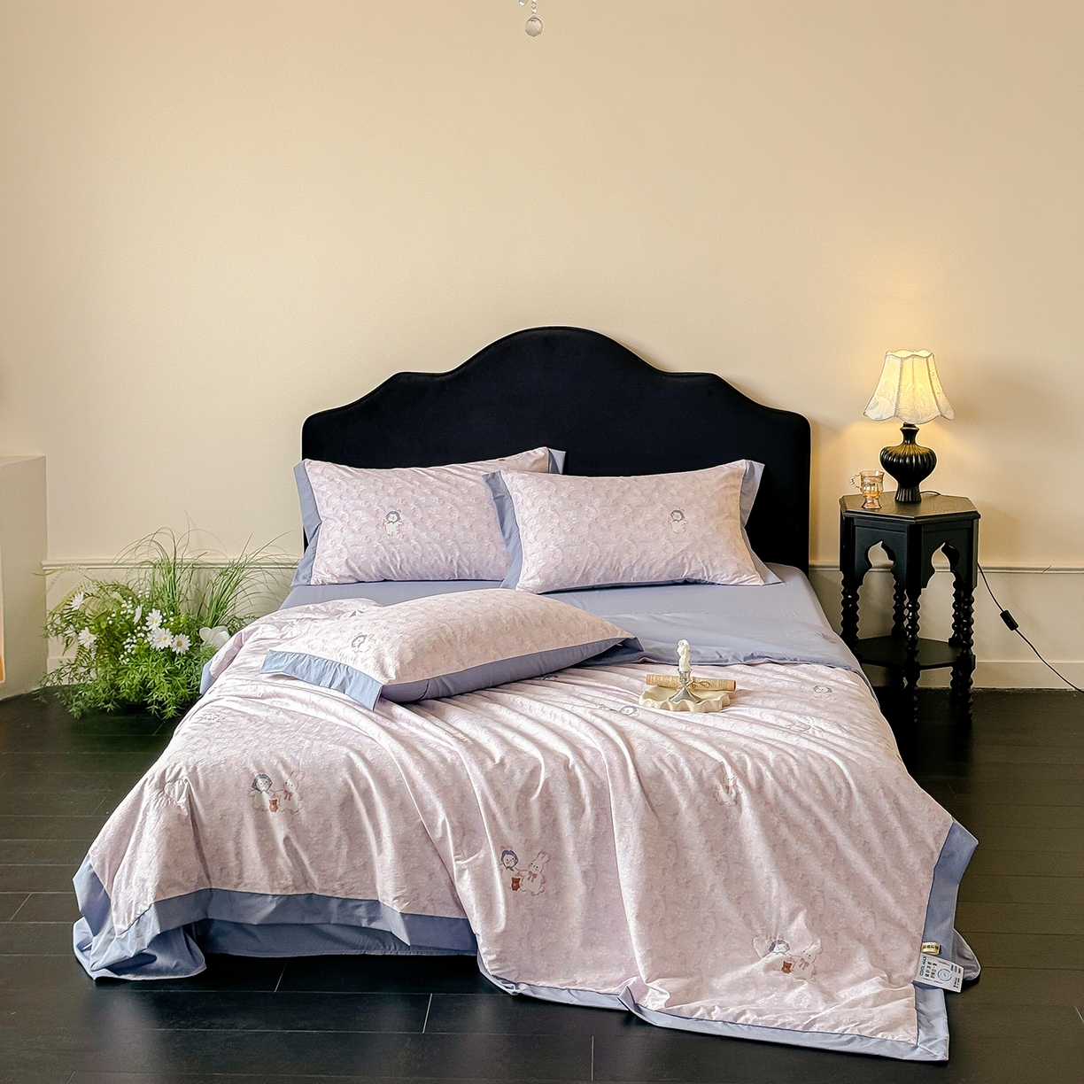 91家纺网 家纺一手货源 找家纺 迷尚家居 2026新款冰丝柔夏被四件套 花田兔粉