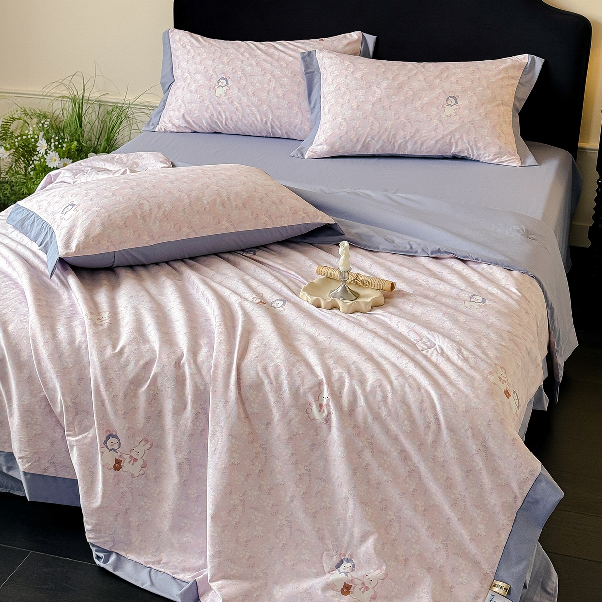 91家纺网 家纺一手货源 找家纺 迷尚家居 2026新款冰丝柔夏被四件套 花田兔粉