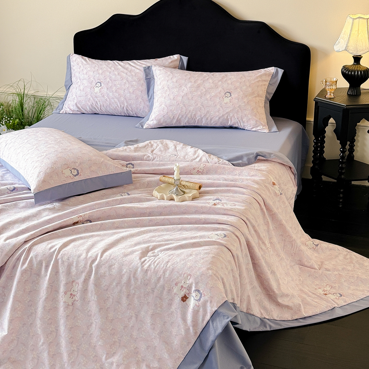 91家纺网 家纺一手货源 找家纺 迷尚家居 2026新款冰丝柔夏被四件套 花田兔粉