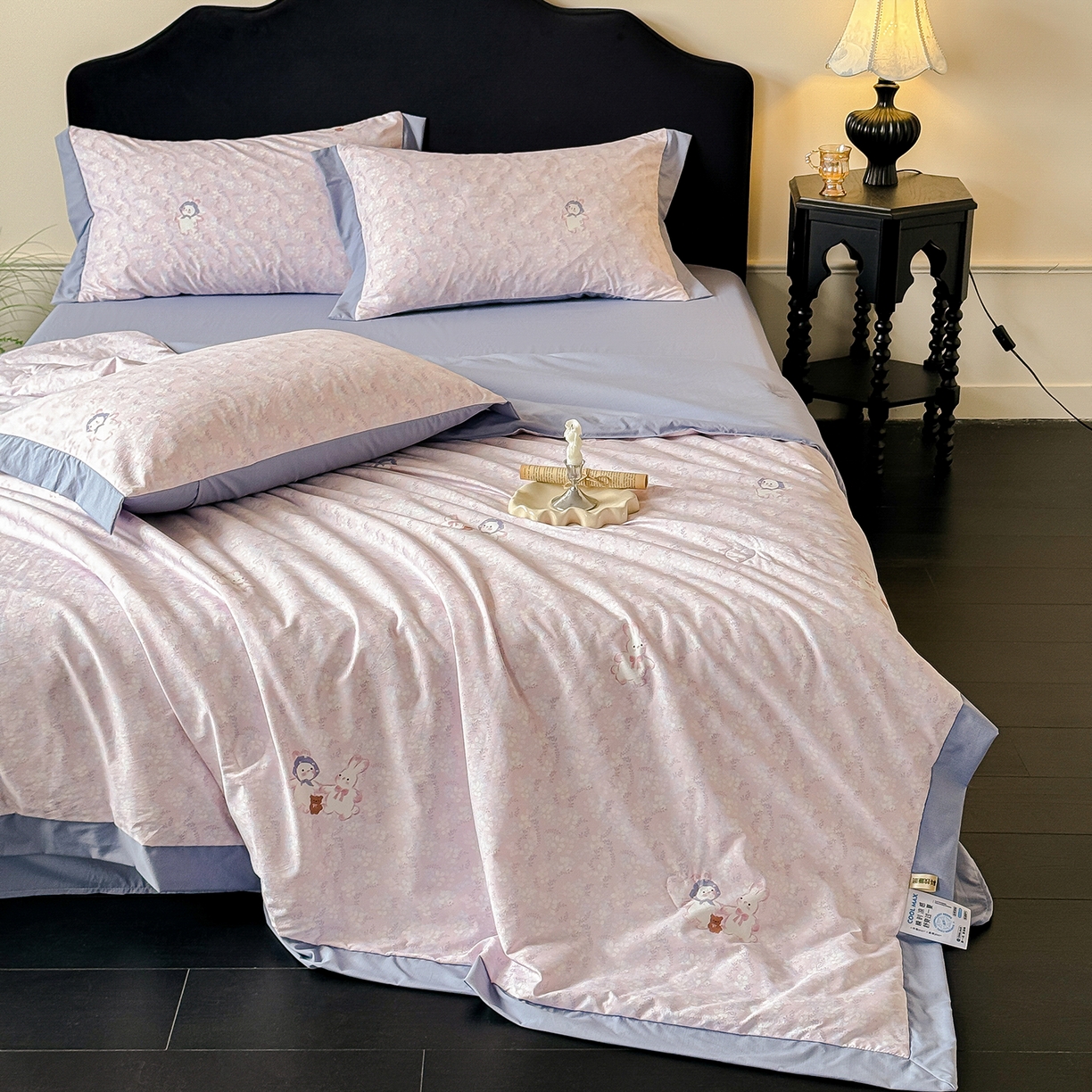 91家纺网 家纺一手货源 找家纺 迷尚家居 2026新款冰丝柔夏被四件套 花田兔粉