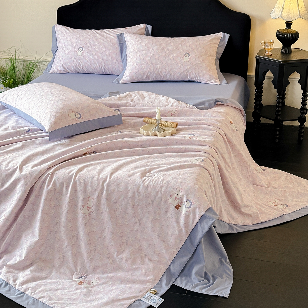 91家纺网 家纺一手货源 找家纺 迷尚家居 2026新款冰丝柔夏被四件套 花田兔粉