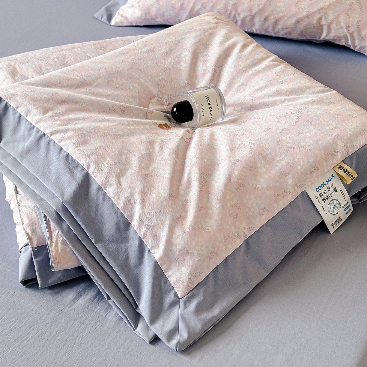 91家纺网 家纺一手货源 找家纺 迷尚家居 2026新款冰丝柔夏被四件套 花田兔粉