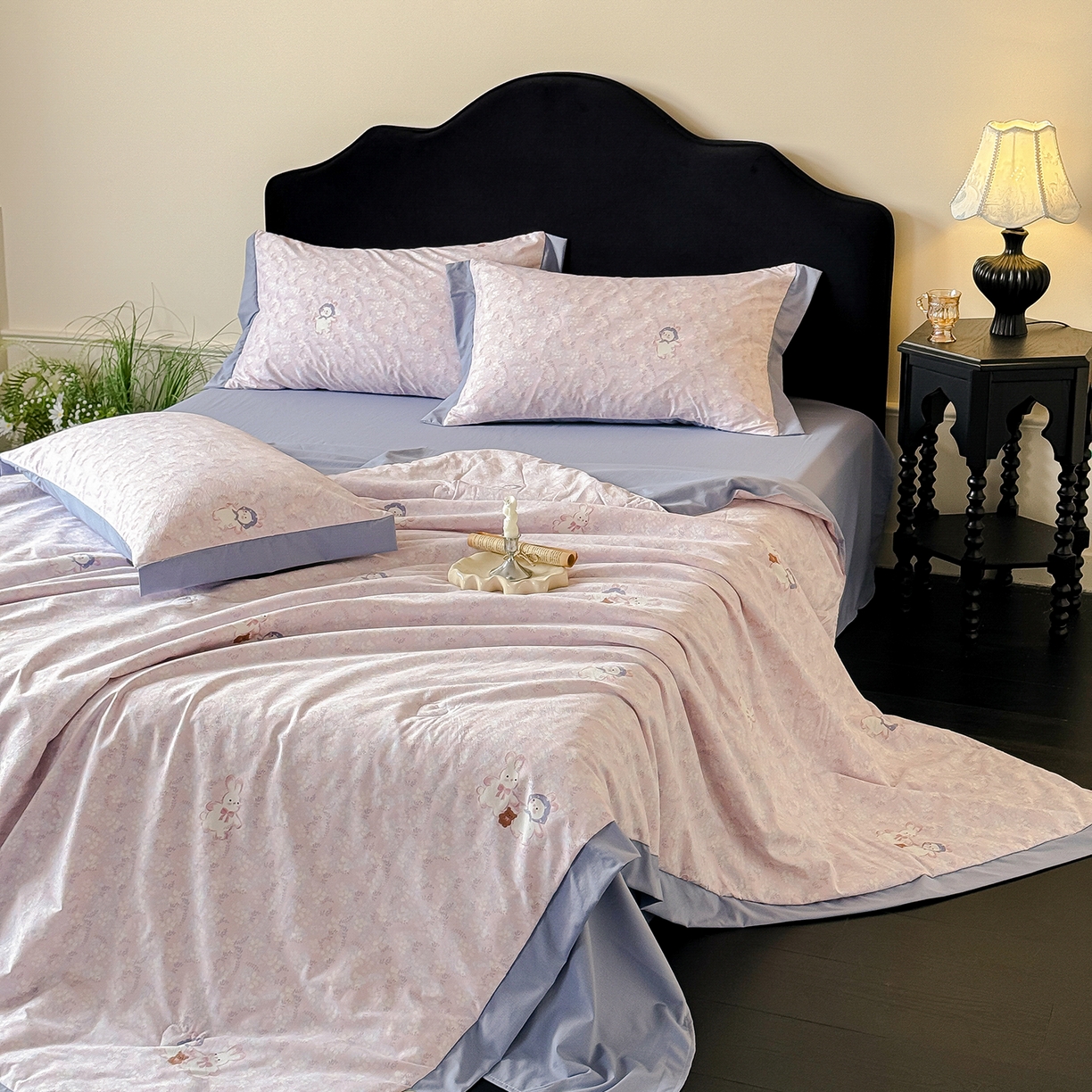 91家纺网 家纺一手货源 找家纺 迷尚家居 2026新款冰丝柔夏被四件套 花田兔粉