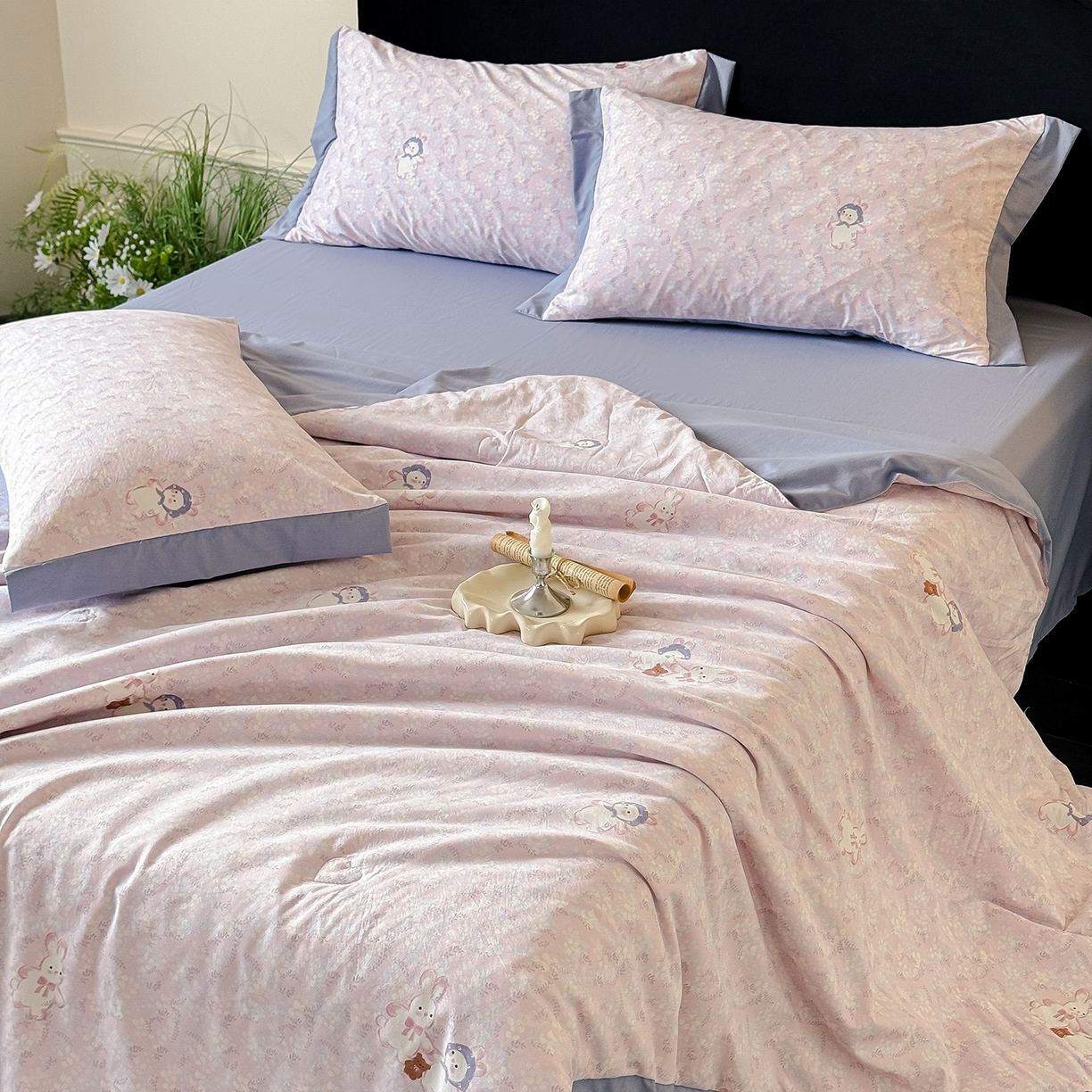 91家纺网 家纺一手货源 找家纺 迷尚家居 2026新款冰丝柔夏被四件套 花田兔粉