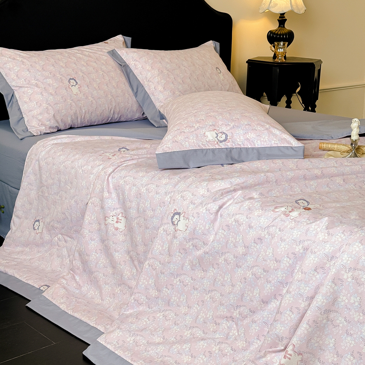 91家纺网 家纺一手货源 找家纺 迷尚家居 2026新款冰丝柔夏被四件套 花田兔粉