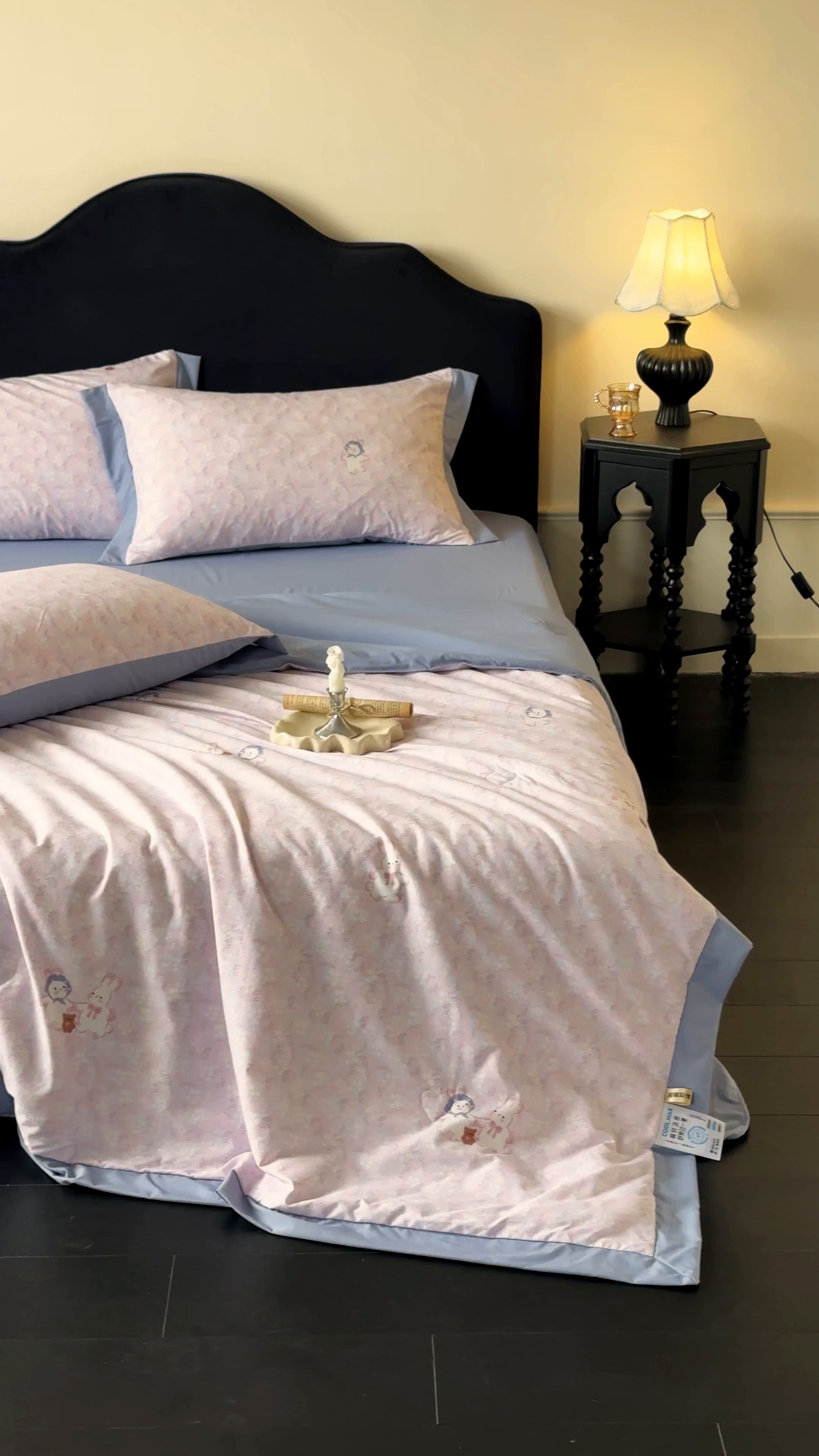 91家纺网 家纺一手货源 找家纺 迷尚家居 2026新款冰丝柔夏被四件套 花田兔粉