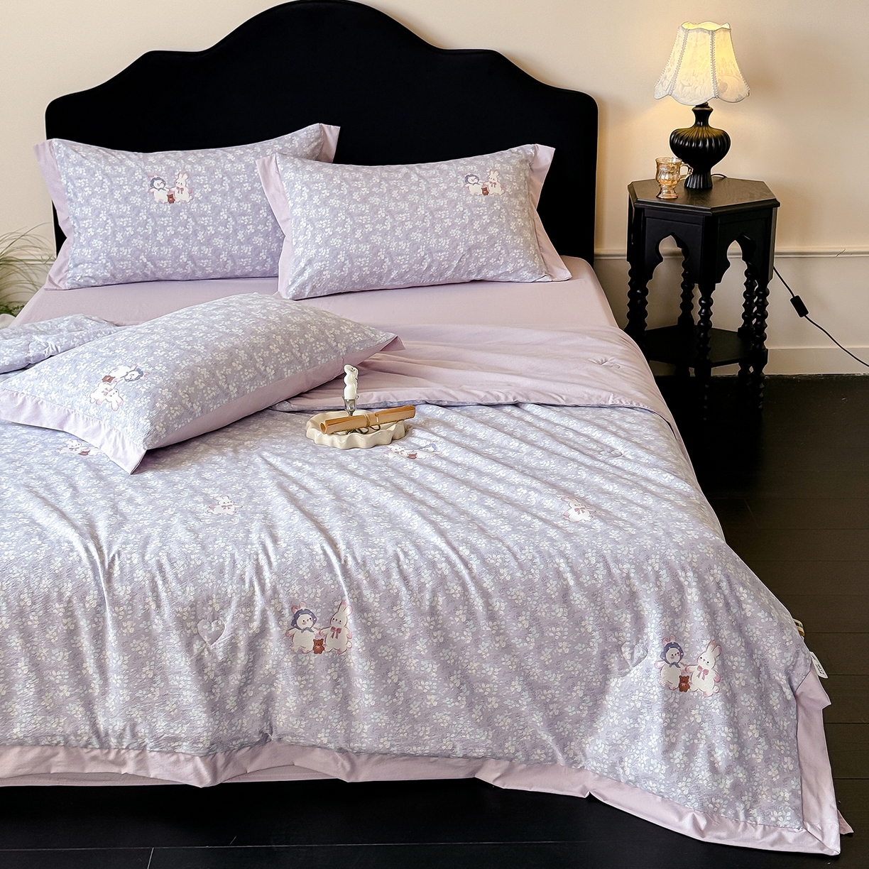 91家纺网 家纺一手货源 找家纺 迷尚家居 2026新款冰丝柔夏被四件套 花田兔紫