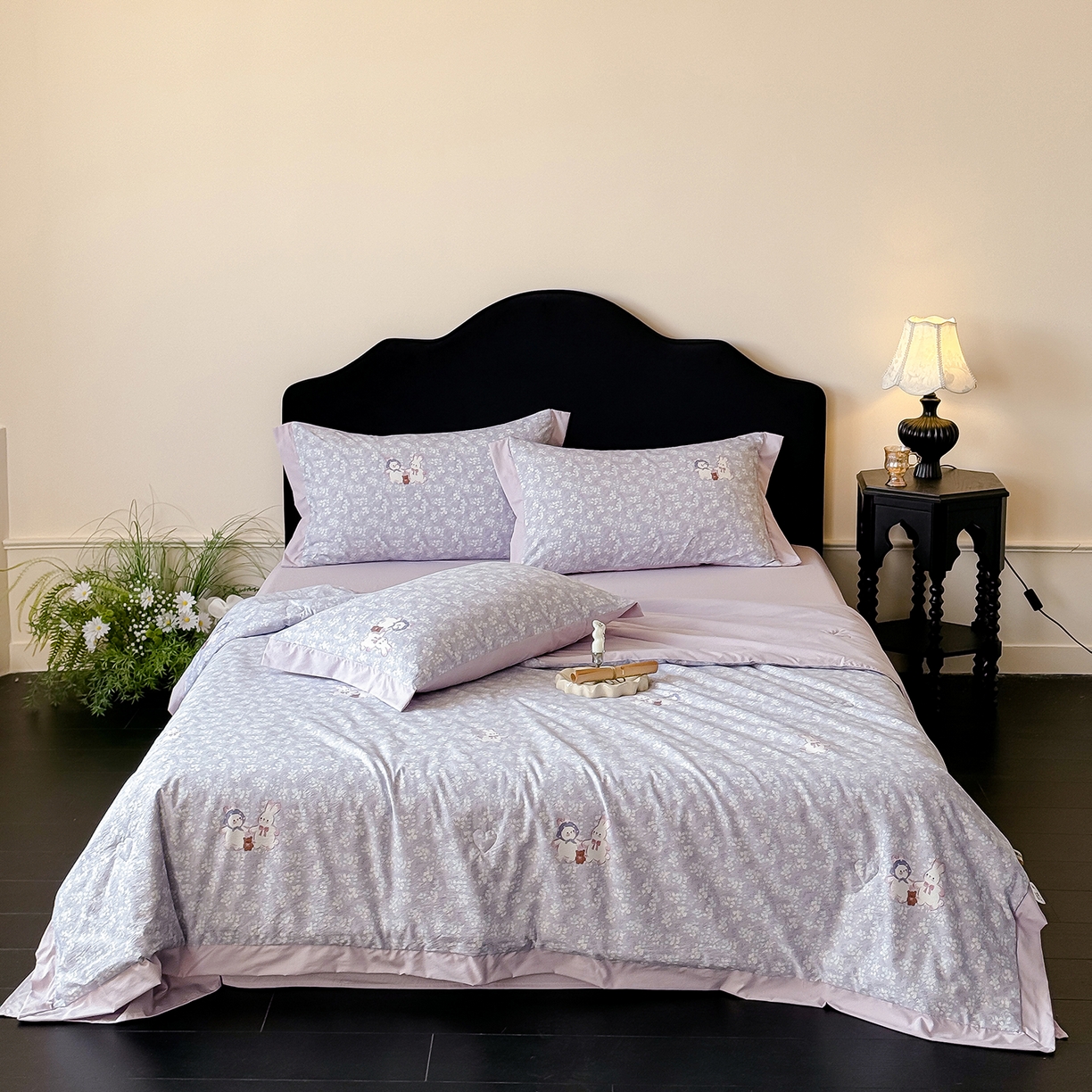 91家纺网 家纺一手货源 找家纺 迷尚家居 2026新款冰丝柔夏被四件套 花田兔紫