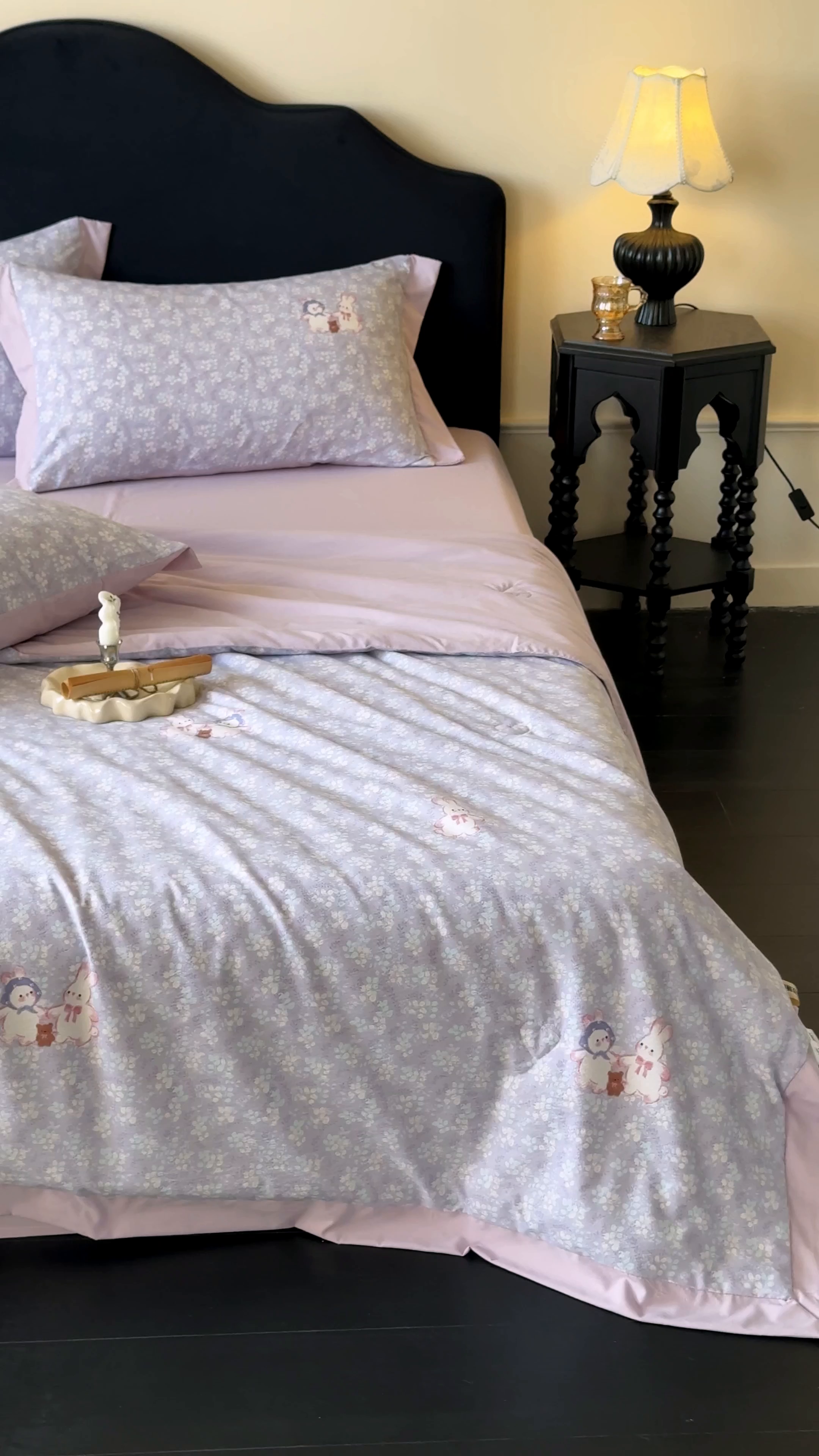 91家纺网 家纺一手货源 找家纺 迷尚家居 2026新款冰丝柔夏被四件套 花田兔紫