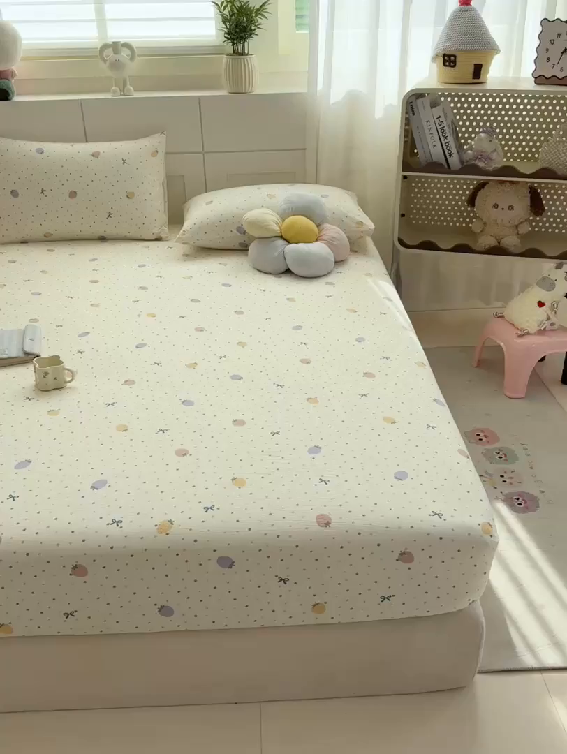 91家纺网 家纺一手货源 找家纺 朵朵家纺 2026新款A类超柔木棉印花单床笠单品学生宿舍床垫保护套床笠（床垫保护套可定制尺寸 ） 波点草莓