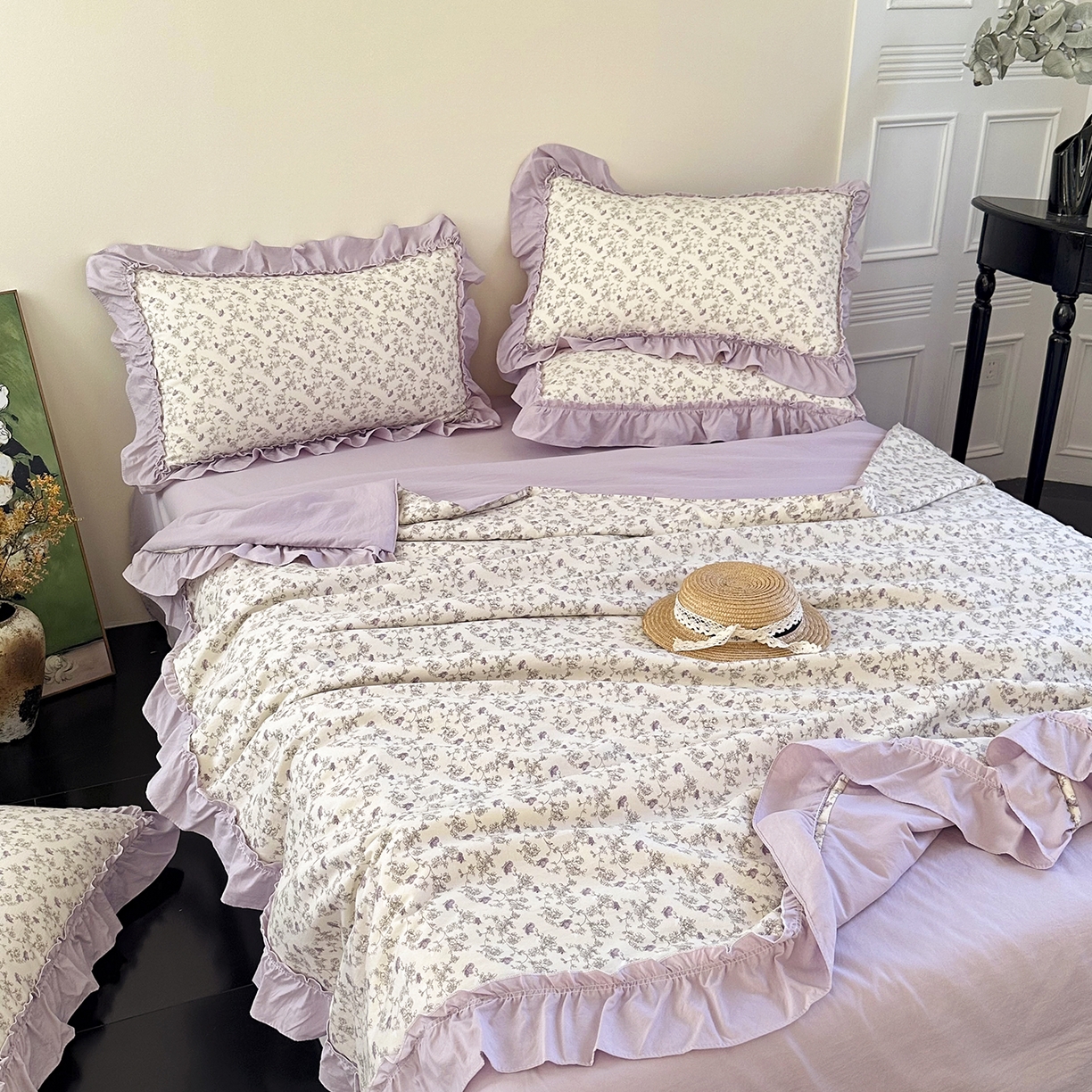 91家纺网 家纺一手货源 找家纺 迷尚家居 2026新款云朵棉印花花边夏被四件套 巴黎春天