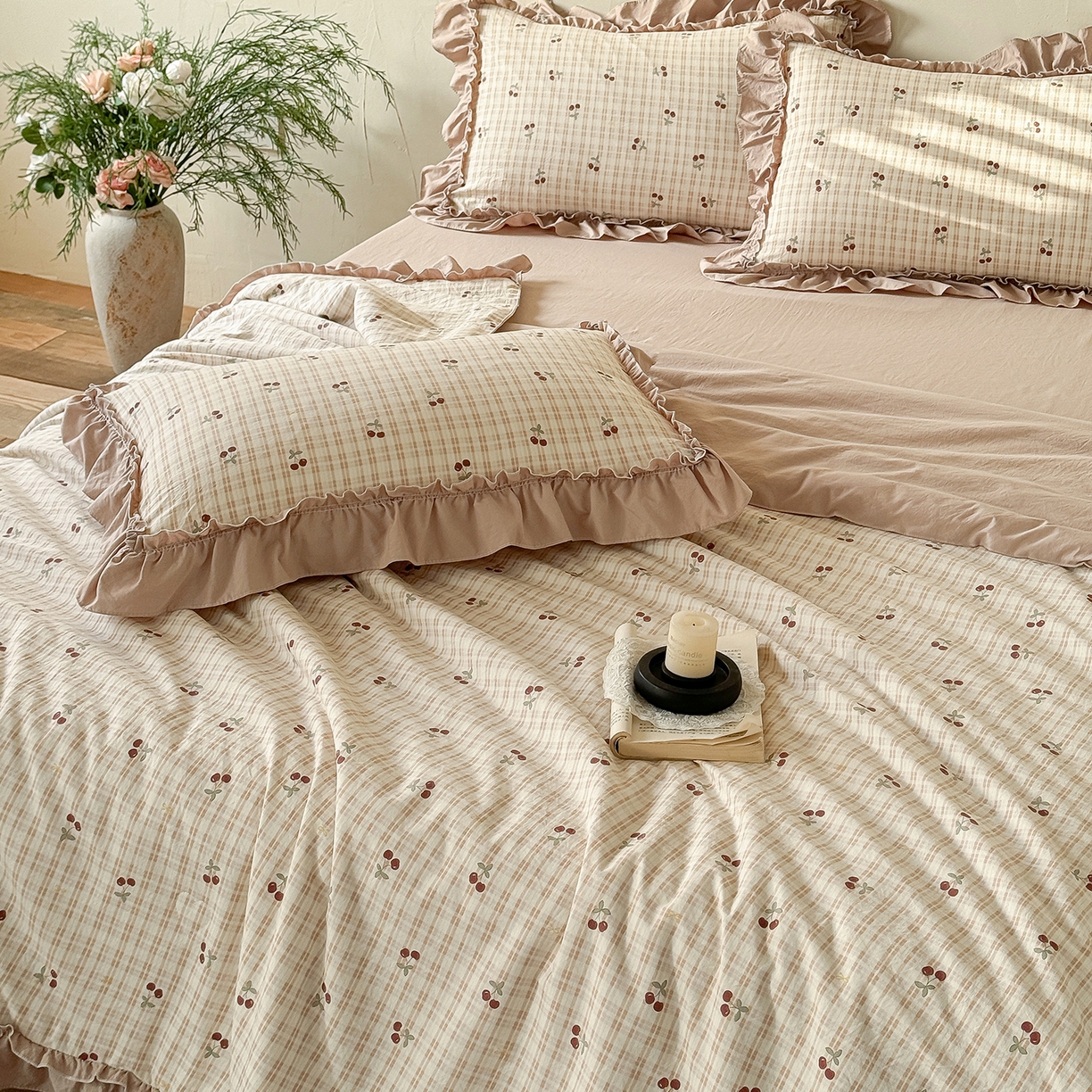 91家纺网 家纺一手货源 找家纺 迷尚家居 2026新款云朵棉印花花边夏被四件套 车厘子