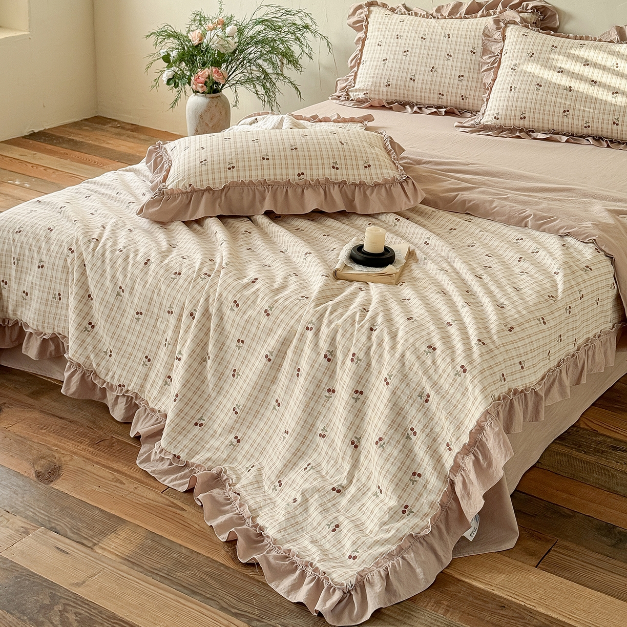 91家纺网 家纺一手货源 找家纺 迷尚家居 2026新款云朵棉印花花边夏被四件套 车厘子