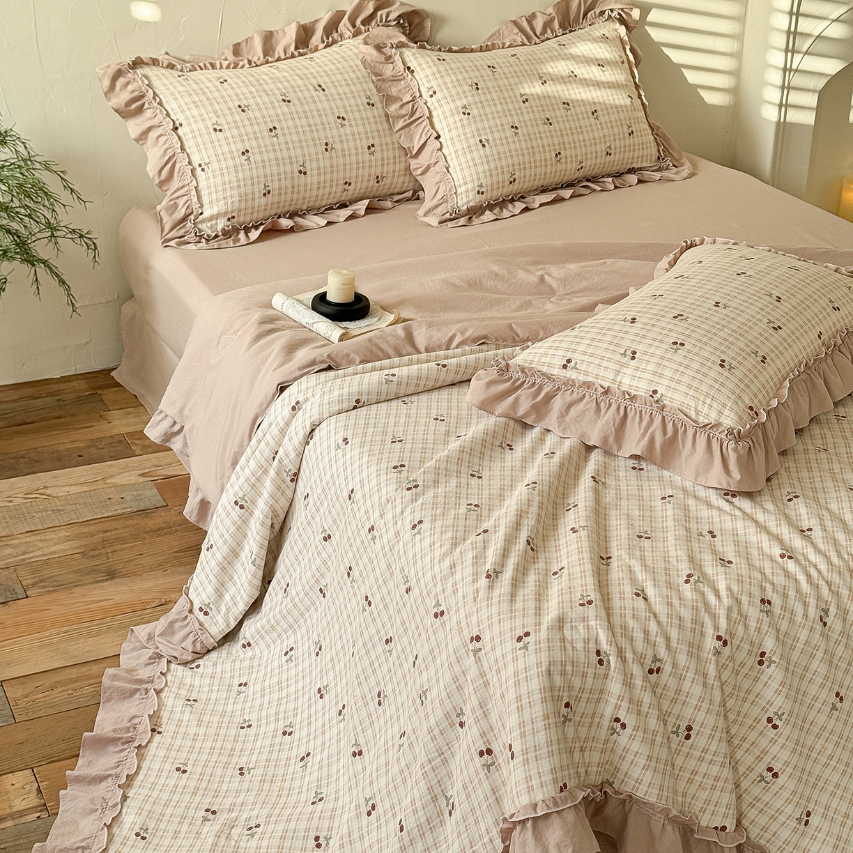 91家纺网 家纺一手货源 找家纺 迷尚家居 2026新款云朵棉印花花边夏被四件套 车厘子