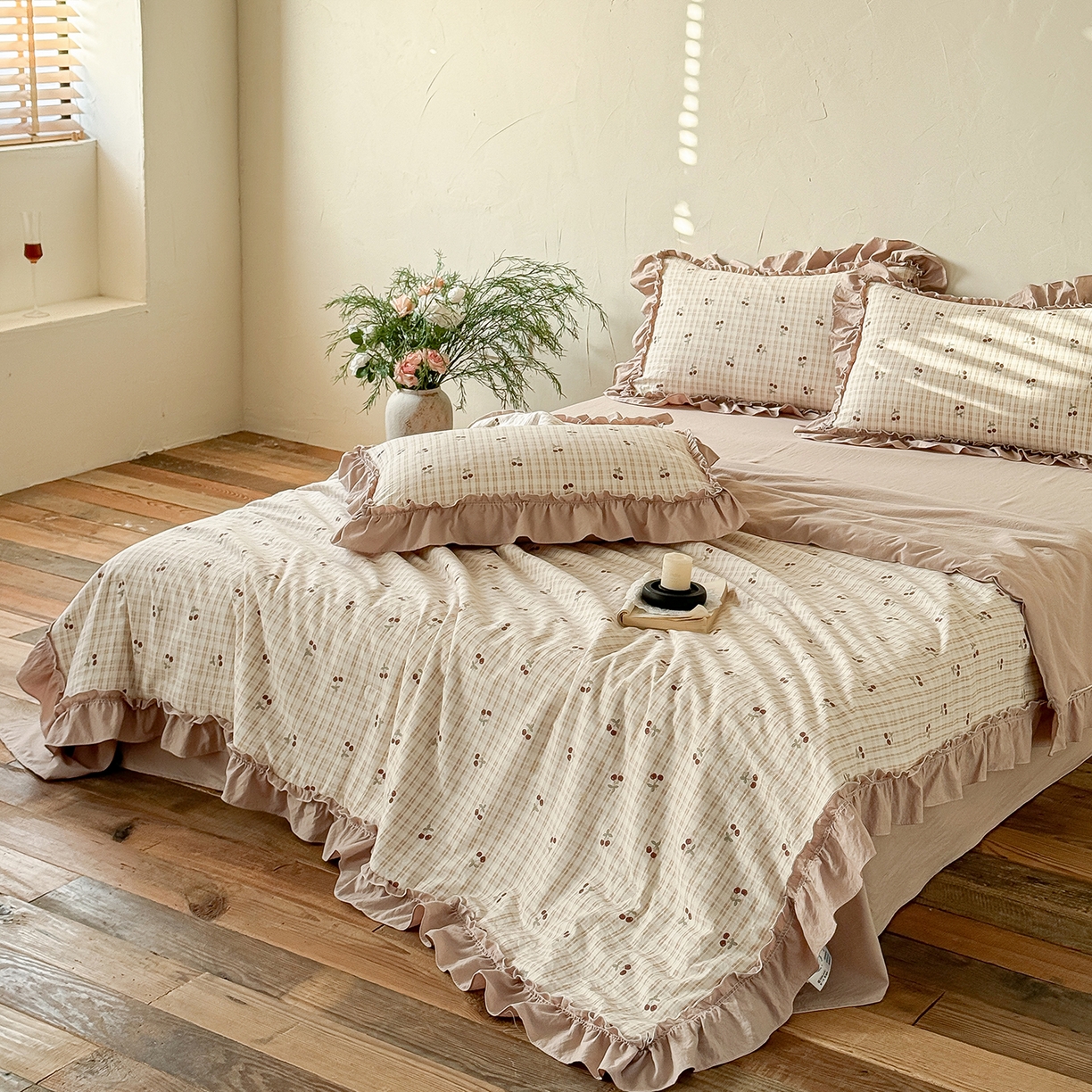 91家纺网 家纺一手货源 找家纺 迷尚家居 2026新款云朵棉印花花边夏被四件套 车厘子