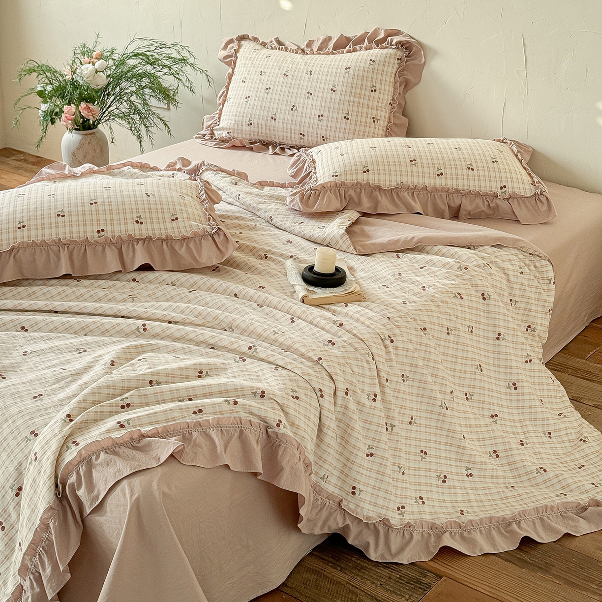 91家纺网 家纺一手货源 找家纺 迷尚家居 2026新款云朵棉印花花边夏被四件套 车厘子