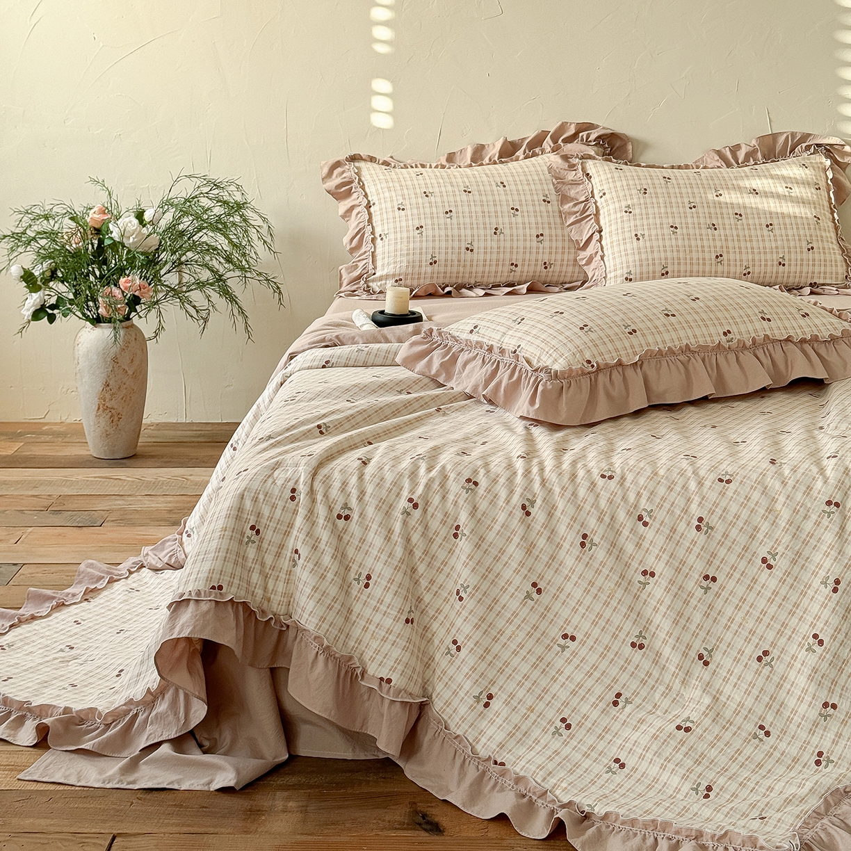 91家纺网 家纺一手货源 找家纺 迷尚家居 2026新款云朵棉印花花边夏被四件套 车厘子