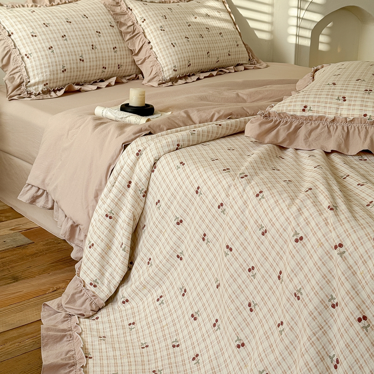 91家纺网 家纺一手货源 找家纺 迷尚家居 2026新款云朵棉印花花边夏被四件套 车厘子