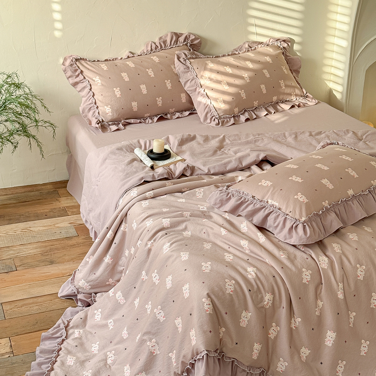 91家纺网 家纺一手货源 找家纺 迷尚家居 2026新款云朵棉印花花边夏被四件套 搞怪兔