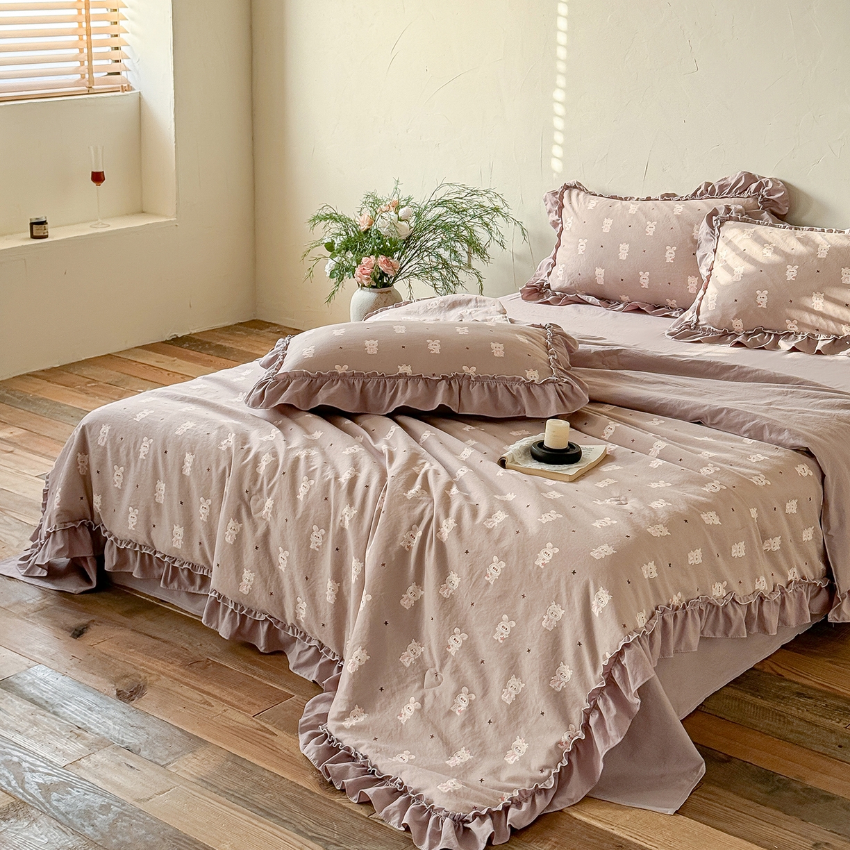 91家纺网 家纺一手货源 找家纺 迷尚家居 2026新款云朵棉印花花边夏被四件套 搞怪兔