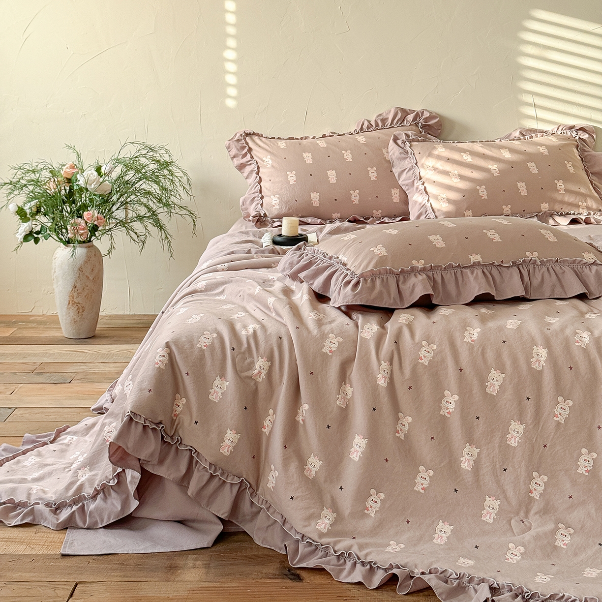 91家纺网 家纺一手货源 找家纺 迷尚家居 2026新款云朵棉印花花边夏被四件套 搞怪兔