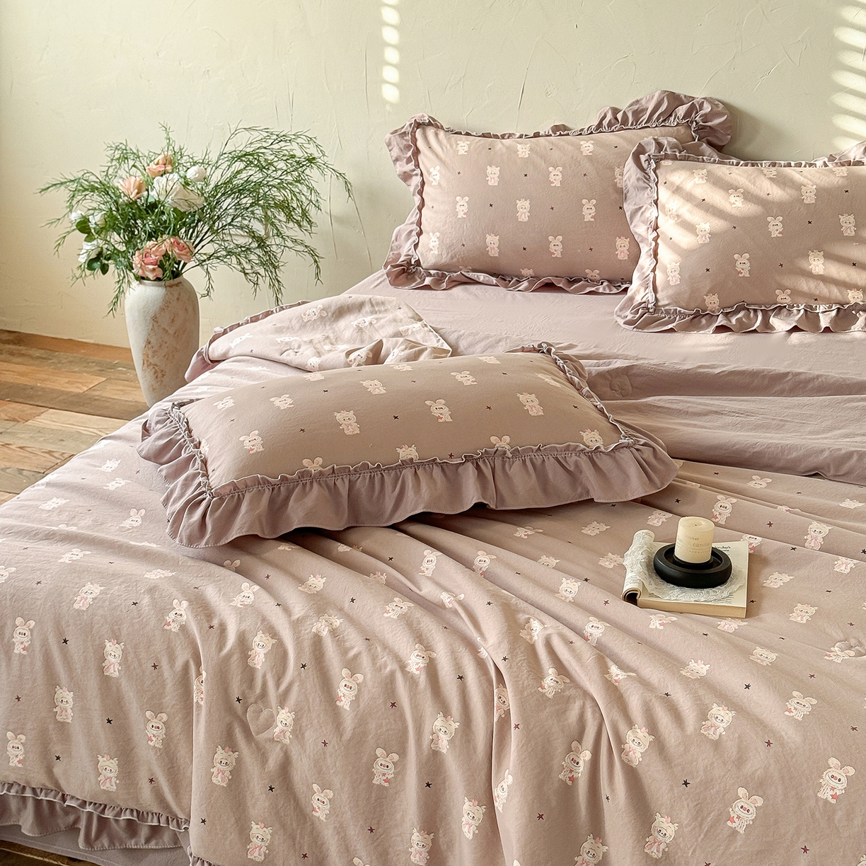 91家纺网 家纺一手货源 找家纺 迷尚家居 2026新款云朵棉印花花边夏被四件套 搞怪兔