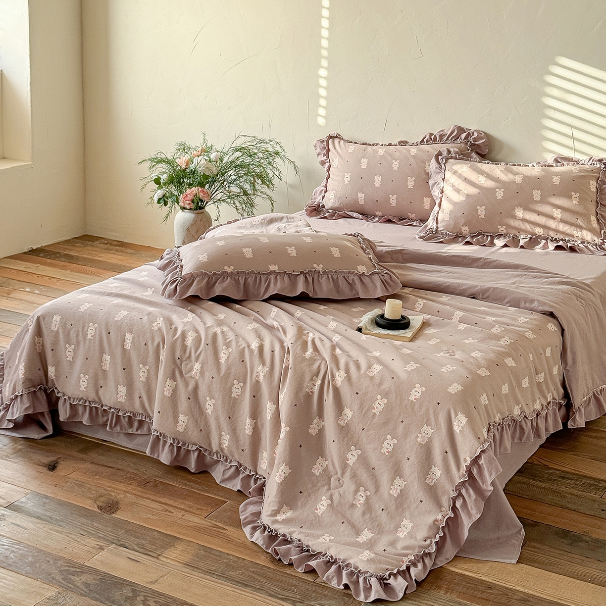 91家纺网 家纺一手货源 找家纺 迷尚家居 2026新款云朵棉印花花边夏被四件套 搞怪兔