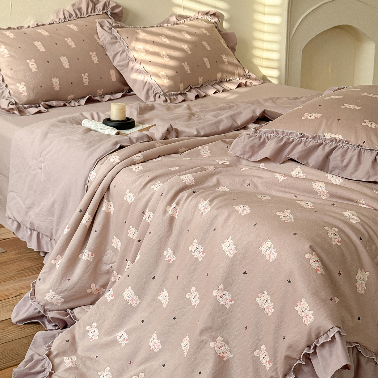 91家纺网 家纺一手货源 找家纺 迷尚家居 2026新款云朵棉印花花边夏被四件套 搞怪兔