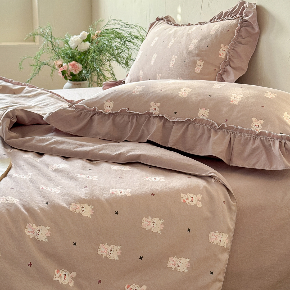 91家纺网 家纺一手货源 找家纺 迷尚家居 2026新款云朵棉印花花边夏被四件套 搞怪兔