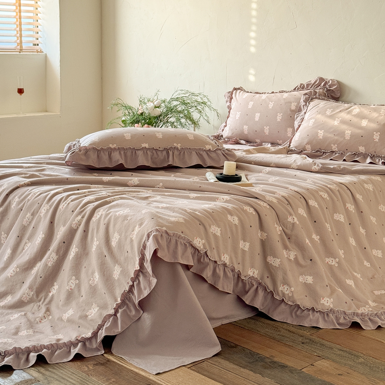 91家纺网 家纺一手货源 找家纺 迷尚家居 2026新款云朵棉印花花边夏被四件套 搞怪兔